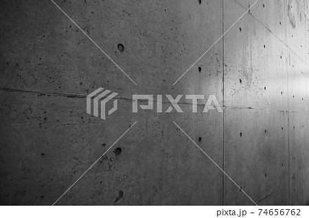 打ちっ放しのコンクリート壁 斜めからの視点 モノクローム 暗め 打ちっ放しのコンクリート壁 斜めからの視点 モノクローム 暗め 74656762