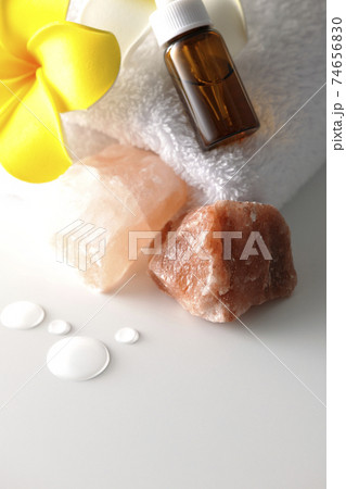 岩塩、アロマオイル、白タオル、プルメリアの花を使いスパやエステ等のイメージ撮影（白背景） 74656830