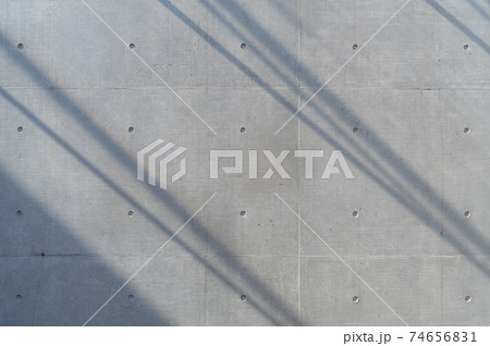 打ちっ放しのコンクリート壁 陽射しと影のある背景　a-2 暗め  74656831