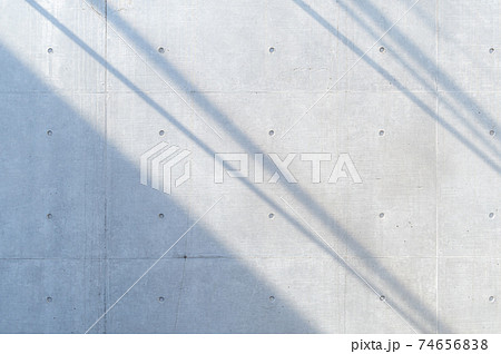 打ちっ放しのコンクリート壁 陽射しと影のある背景　b-1  74656838