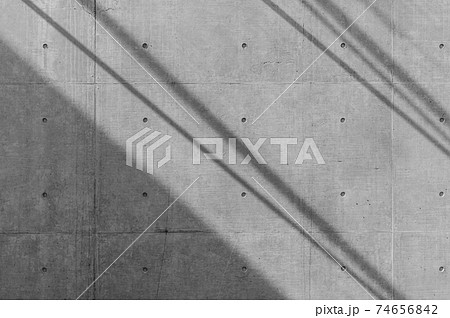 打ちっ放しのコンクリート壁 陽射しと影のある背景　b-4 モノクローム 暗め  74656842