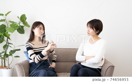 喧嘩する女友達 74656955