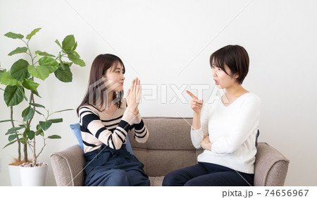 喧嘩する女友達の写真素材