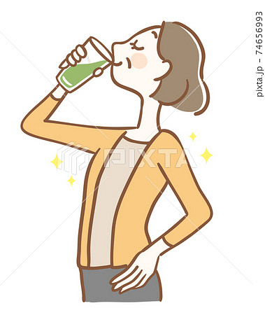 青汁を飲む中年女性 74656993