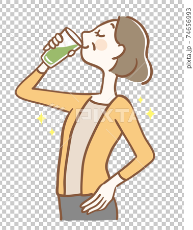 青汁を飲む中年女性 74656993
