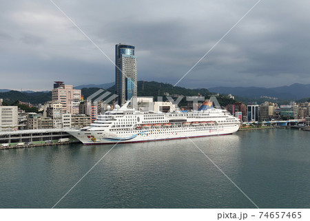 基隆港に停泊中の客船 74657465