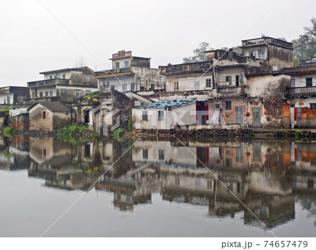 水面に映る世界遺産・開平楼閣と村落(中国) 水面に映る世界遺産・開平楼閣と村落(中国) 74657479