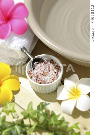 岩塩、白タオル、プルメリアの花、桶を使いスパやエステ等のイメージ撮影 74658112