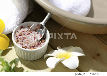 岩塩、白タオル、プルメリアの花、桶を使いスパやエステ等のイメージ撮影 74658300