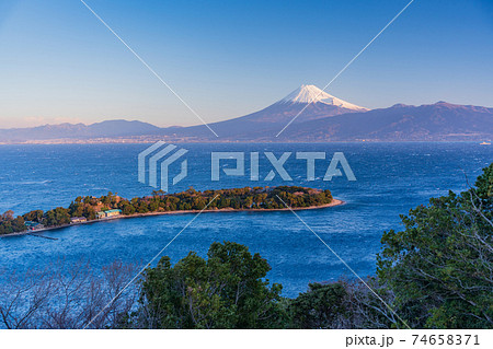 （静岡県）強風吹き荒れる大瀬崎（おせざき）から、海越しの富士山 74658371