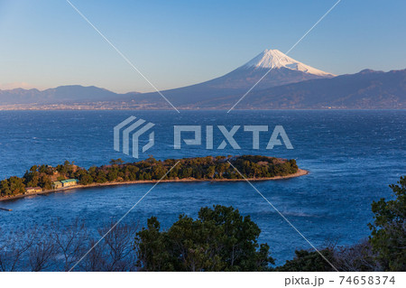 (静岡県)強風吹き荒れる大瀬崎(おせざき)から、海越しの富士山 (静岡県)強風吹き荒れる大瀬崎(おせざき)から、海越しの富士山 74658374