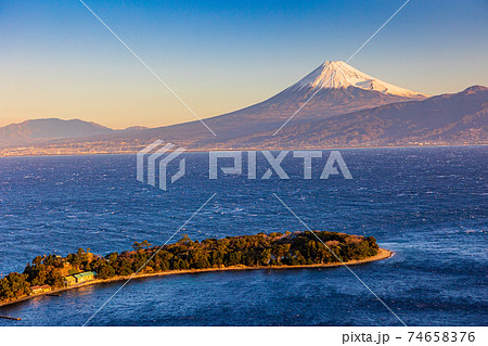 (静岡県)強風吹き荒れる大瀬崎(おせざき)から、海越しの富士山 (静岡県)強風吹き荒れる大瀬崎(おせざき)から、海越しの富士山 74658376