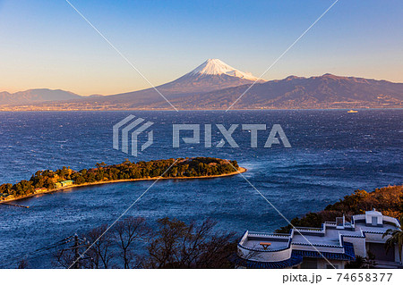 (静岡県)強風吹き荒れる大瀬崎(おせざき)から、海越しの富士山 (静岡県)強風吹き荒れる大瀬崎(おせざき)から、海越しの富士山 74658377