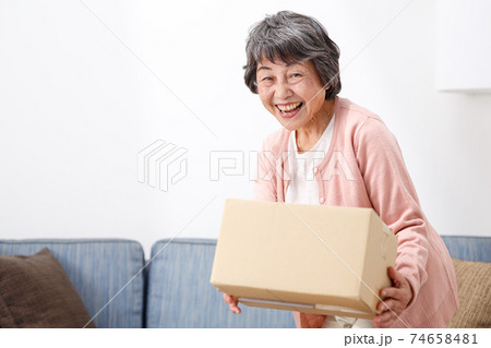 ネットショッピング　喜ぶシニア女性 74658481