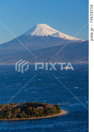 (静岡県)大瀬崎(おせざき)沖を航行する軍艦、海越しの富士山 (静岡県)大瀬崎(おせざき)沖を航行する軍艦、海越しの富士山 74658556