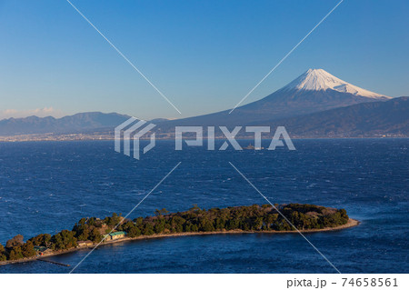 （静岡県）大瀬崎（おせざき）沖を航行する軍艦、海越しの富士山 74658561