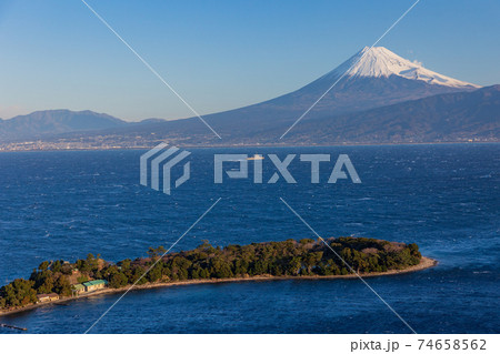 (静岡県)大瀬崎(おせざき)沖を航行する軍艦、海越しの富士山 (静岡県)大瀬崎(おせざき)沖を航行する軍艦、海越しの富士山 74658562