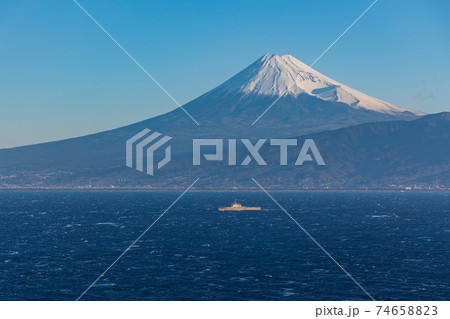 （静岡県）強風吹き荒れる駿河湾を航行する軍艦、海越しの富士山 74658823
