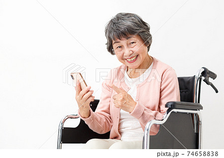 介護イメージ 車いす テレビ通話をするシニア女性 74658838