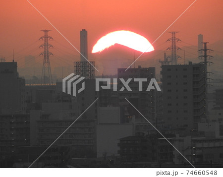 まん丸真っ赤な太陽が沈む風景！。。 74660548