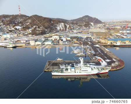 冬の北海道室蘭市室蘭港に係留中の海上保安庁の巡視船の風景を空撮 冬の北海道室蘭市室蘭港に係留中の海上保安庁の巡視船の風景を空撮 74660765