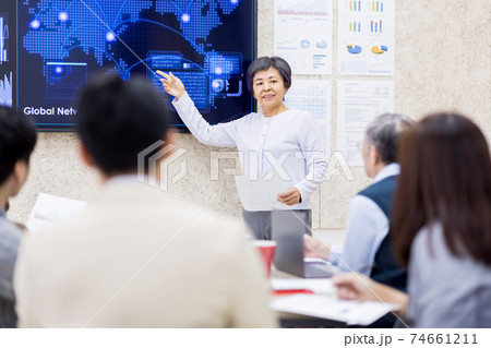 group meeting of startup business 74661211