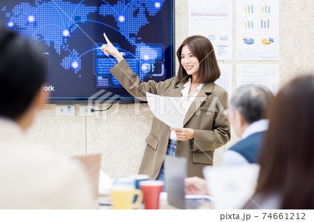 group meeting of startup business 74661212