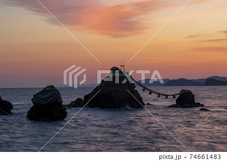 二見　夫婦岩の朝 74661483