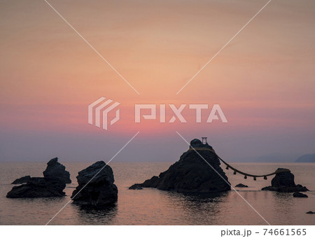 二見　夫婦岩の朝 74661565