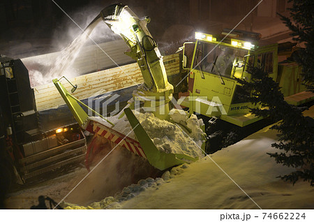 深夜の除雪作業 74662224
