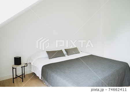 photo of a double bed in a hotel room 74662411