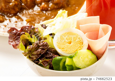 ハムと卵と野菜のサラダ。 ハムと卵と野菜のサラダ。 74662523