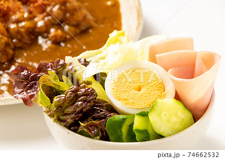 ハムと卵と野菜のサラダ。 ハムと卵と野菜のサラダ。 74662532