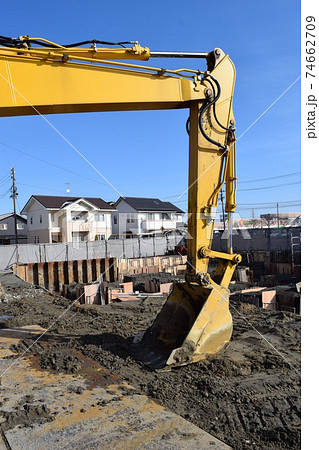 土木建設現場の建設機械 74662709