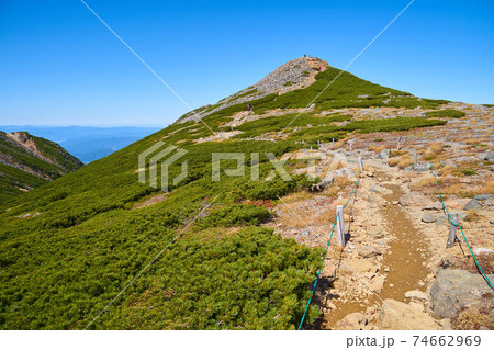 岐阜県(長野県)の乗鞍岳の富士見岳の中腹から北側の山頂方面を見る 74662969