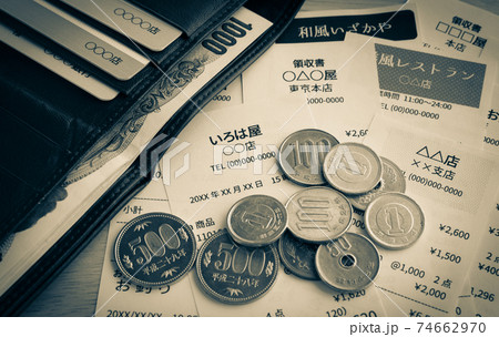 溜まったレシートと現金 レシートで立替金の精算作業 家計の支出 溜まったレシートと現金 レシートで立替金の精算作業 家計の支出 74662970