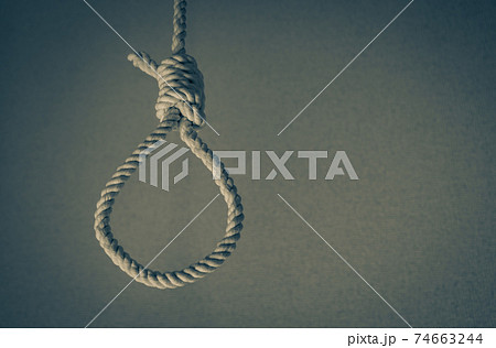 首吊り自殺イメージ 吊り下げられた縄 死刑制度の写真素材