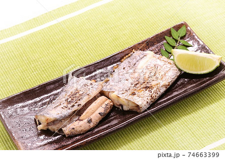 タチウオの塩焼き 焼き魚 切り身 タチウオの塩焼き 焼き魚 切り身 74663399
