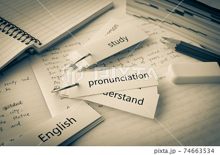 単語カードで英単語の暗記 英語の勉強の写真素材