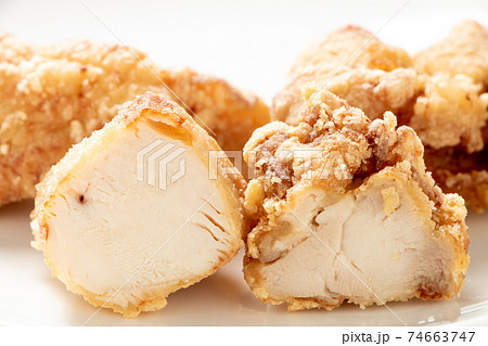 鶏肉の唐揚げ(断面)、鶏胸肉(左)と鶏もも肉(右)の比較。 74663747