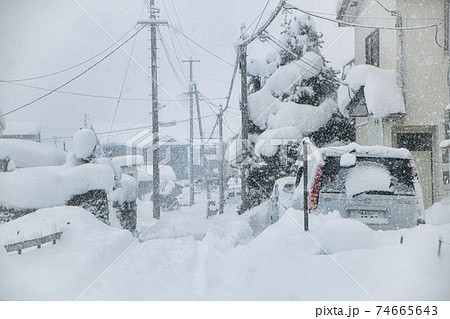 積雪の多い地域の町並み 74665643