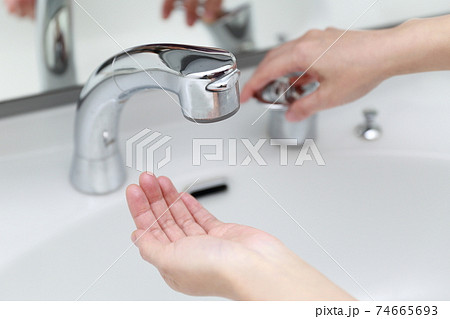 蛇口が故障して水道水が出ない時の女性の手 74665693
