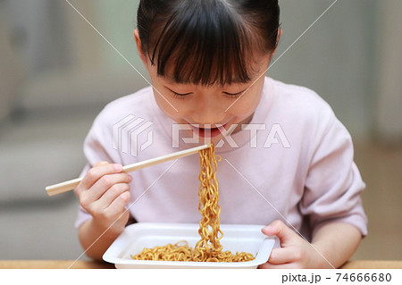 インスタント焼きそばを食べる幼児の女の子 74666680