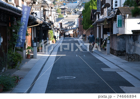 【重要伝統的建造物群保存地区】倉敷川畔　朝の倉敷の裏通りの風景　岡山県倉敷市 74666894