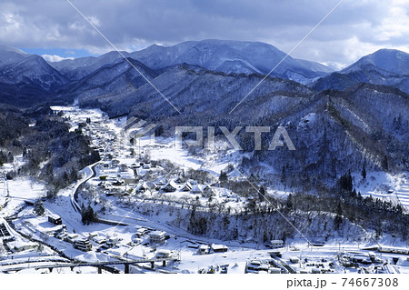 雪の山郷 74667308