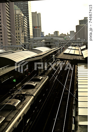 大阪駅構内の電車風景 74667415