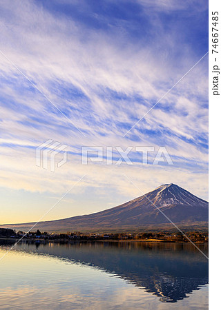 河口湖に映る逆さ富士と快晴の冬空 河口湖に映る逆さ富士と快晴の冬空 74667485