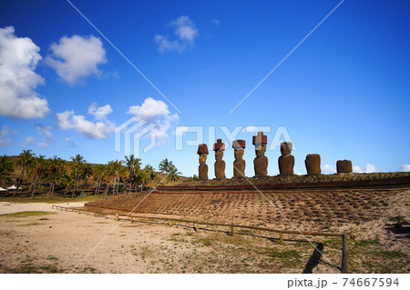南太平洋のチリ領イースター島 ビーチに面して建つアフナウナウ 南太平洋のチリ領イースター島 ビーチに面して建つアフナウナウ 74667594