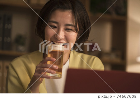 オンライン飲み会　イメージ 74667608