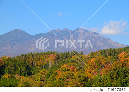 紅葉と山 74667886